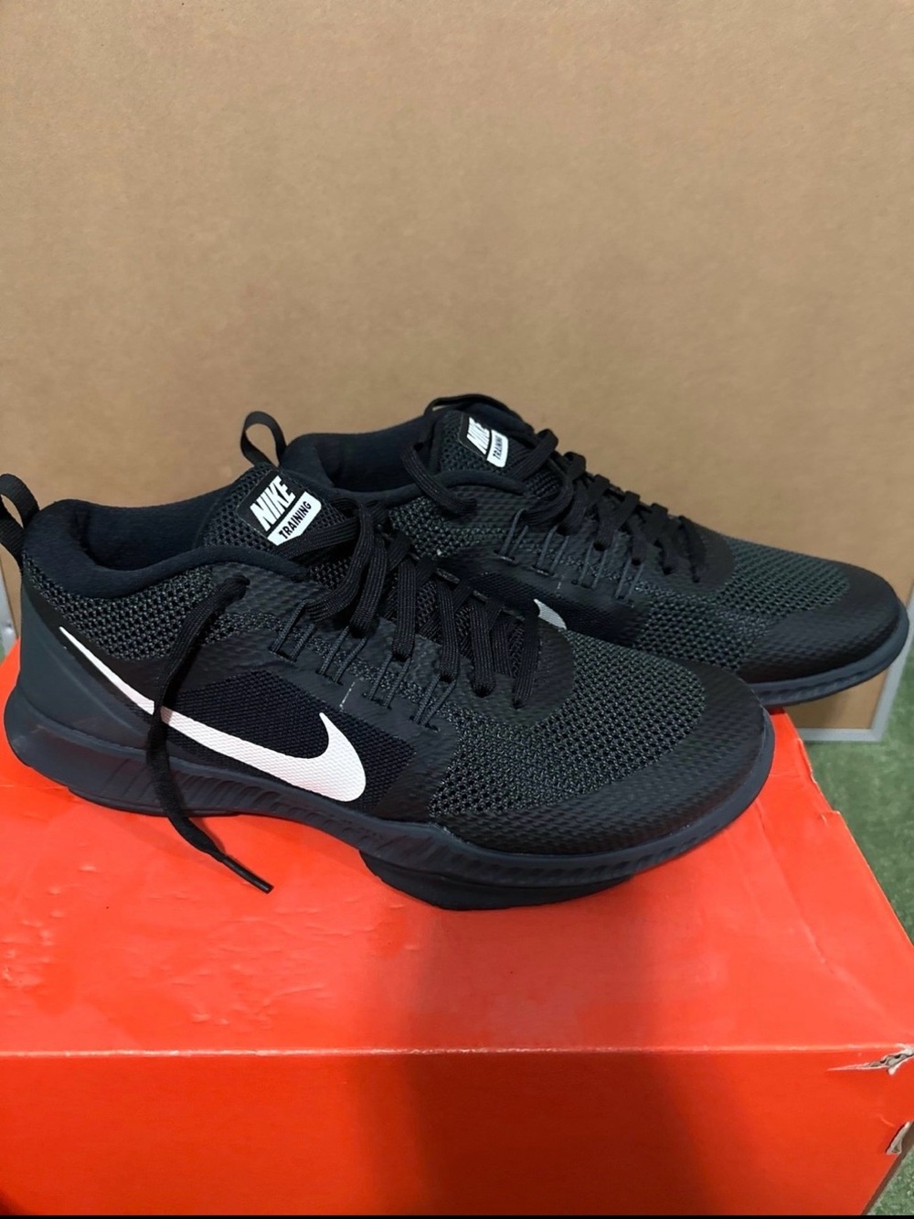Nike Men's Black Athletic Sneakers with White Swoosh. - 8 1/2 men’s